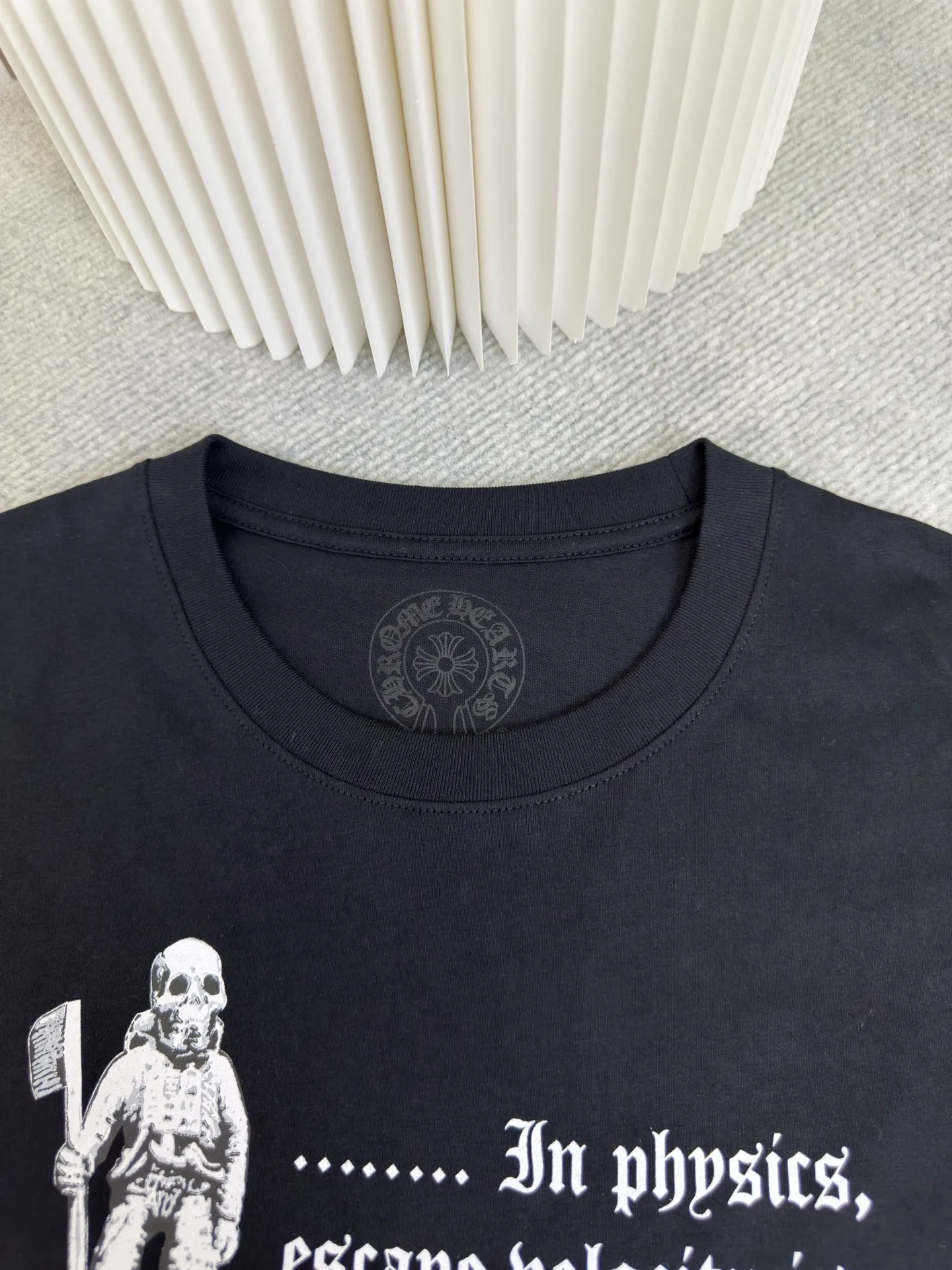 P240 Chrome Hearts Skeleton Soldier Text Short Sleeves. The fabric is made of 26-woven 200g cotton. The printing is made of thermosetting ink. Customized accessories. Size S M L